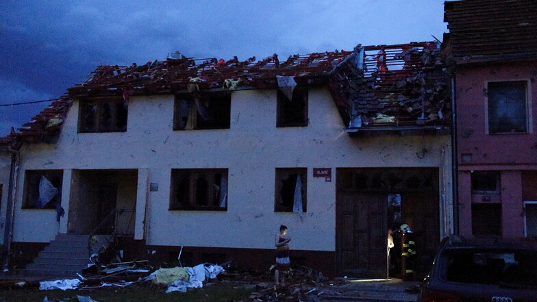 Blick auf ein zerstörtes Haus im Dorf Moravská Nová Ves.