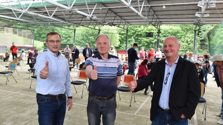 Daumen hoch für den Sportclub Freital: Jörg Schneider (links) vom Hainsberger SV, Gerd Lotze (Mitte) für Motor Freital und Lutz Niebel von Stahl Freital.