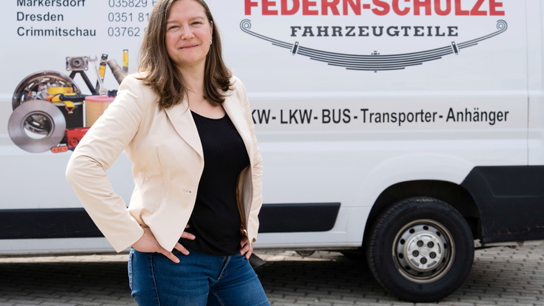 Constance Schulze von Federn-Schulze vor ihrem Geschäft in Markersdorf.