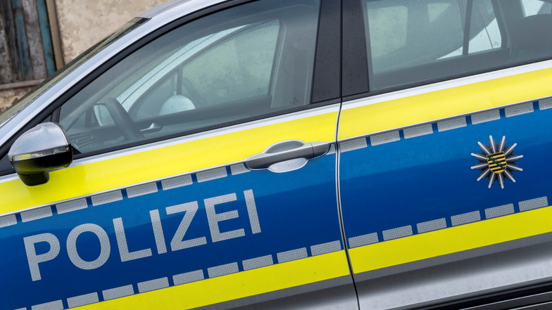 Schaufel schleudert gegen Auto in Leppersdorf