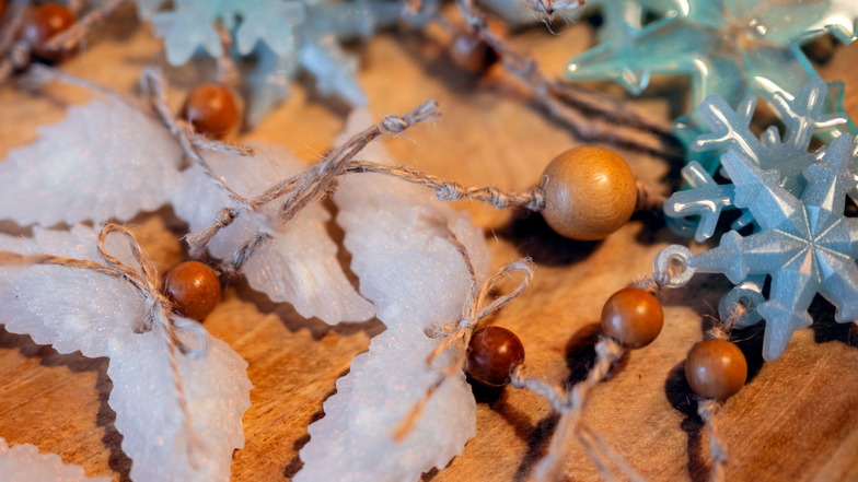 Nach dem Herbstzauber kommt der Winter. Auch kleine Eiskristalle hat Nicolle Golloch schon aus Kunstharz als Anhänger vorbereitet.