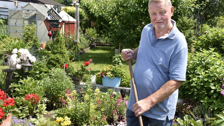 Christian Hanns pflegt seinen Garten in der Anlage am Geberbach in Nickern seit 20 Jahren.