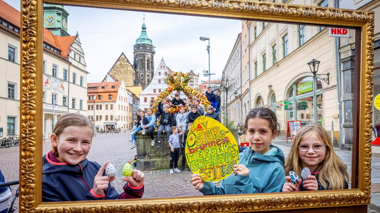 Nach dem Schmücken der Osterkrone wurde auf dem Marktplatz für ein gemeinsames Foto posiert.