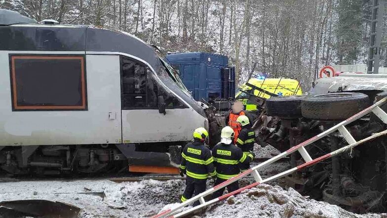 Ein Lkw kommt von der winterlichen Straße ab und blieb auf den Schienen liegen. Ein Zug konnte anschließend nicht mehr rechtzeitig bremsen.