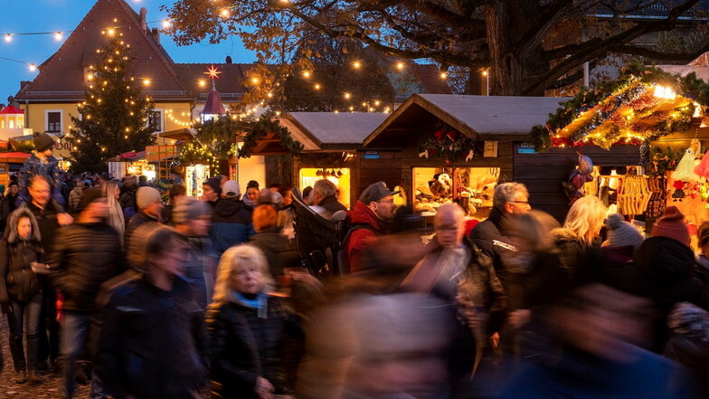 Der Weihnachtsmarkt in Altkötzschenbroda zog zahlreiche Besucher in seinen Bann.