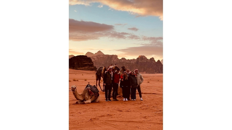 Ob auf Kamelen oder Dromedaren – ein frühmorgendlicher Ausritt in die Wüste hinterlässt einen bleibenden Eindruck.