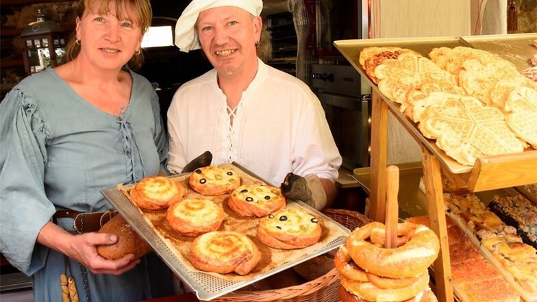 Seit 10 Jahren beim Hoffest mit vorzüglichem Backwerk dabei: Die Ortrander Bäckerei Schütze (hier Sylvia und Frank Schütze)