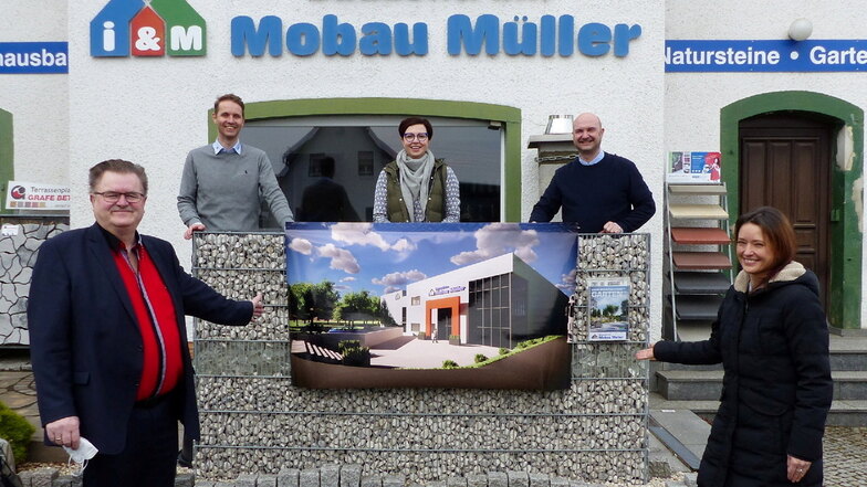 Der Bannewitzer Bürgermeister Christoph Fröse (links) präsentiert mit Planerin Manuela Hörnig (rechts), Mobau-Prokurist Carsten Melzer (2.v.l.) sowie den beiden Geschäftsführern Jacqueline Sluka und Patrick Herold den Neubau-Entwurf.