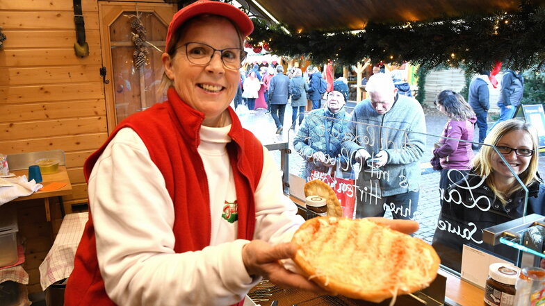 Anke Gubela frittiert leckere Lángos an ihrem Stand auf dem Pirnaer Canalettomarkt. Sie ist Profi mit viel Herz.