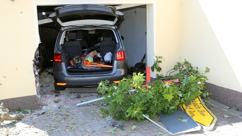 Ein Autofahrer ist nach gesundheitlichen Problemen bei einem Unfall in Heyda erst in einer Garage zum Stehen gekommen.