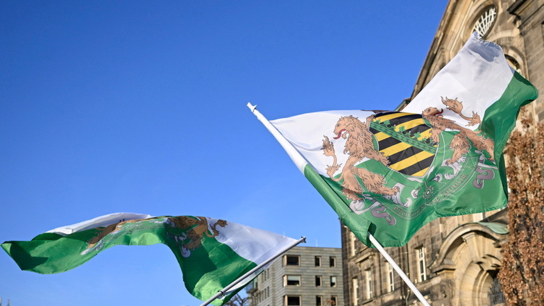 An einem Infostand der sogenannten "Freien Sachsen" in Dresden ist es am Donnerstag zu Handgreiflichkeiten gekommen.