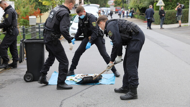 Polizisten durchsuchten am Donnerstagvormittag in Großröhrsdorf den Inhalt von Mülltonnen.