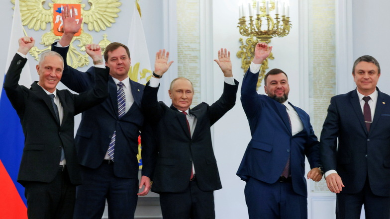 In Feierlaune: Putin und Anführer der von Russland besetzten ukrainischen Gebiete