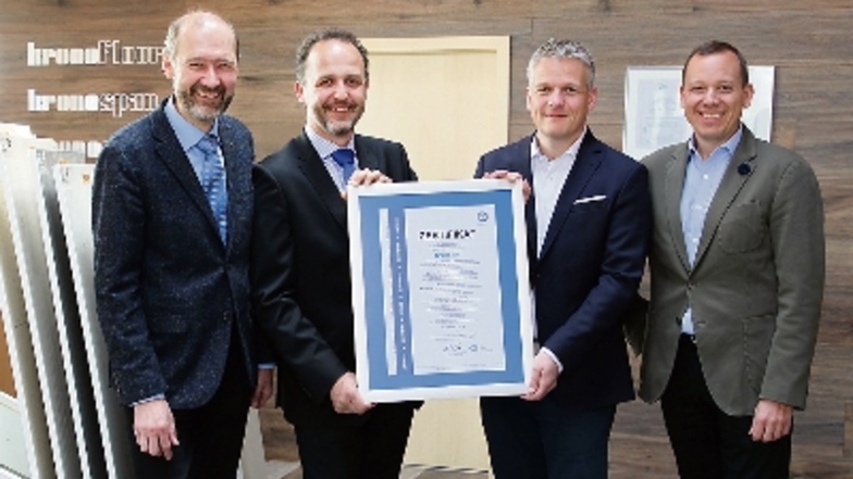 Kronospan-Geschäftsführer Tino Hesse (2.v.r.) nahm das neue Zertifikat entgegen.