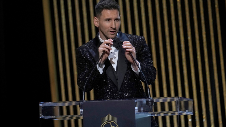 Im Glitzeranzug bedankt sich Lionel Messi für seinen siebenten Triumph bei der Verleihung des Ballon d'Or.