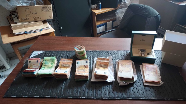 Rund 100.000 Euro Bargeld wurden bei der Durchsuchung in Bad Lausick gefunden.