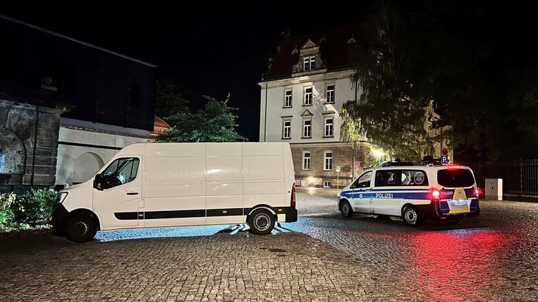 In diesem weißen Transporter hat ein 35-Jähriger insgesamt 17 Syrer nach Deutschland geschleust. Er lieferte sich mit der Polizei eine Verfolgungsjagd, die in Pirna endete.