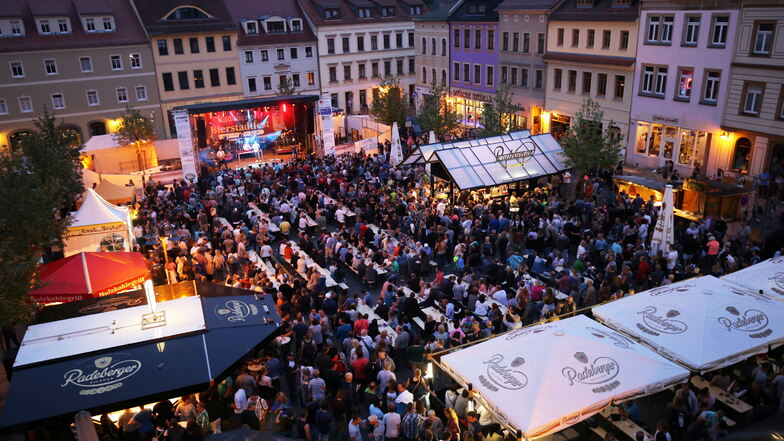 Beim Bierstadtfest ist der Marktplatz in Radeberg voll. Diesmal musste die Zahl der Gäste auf 999 limitiert werden.