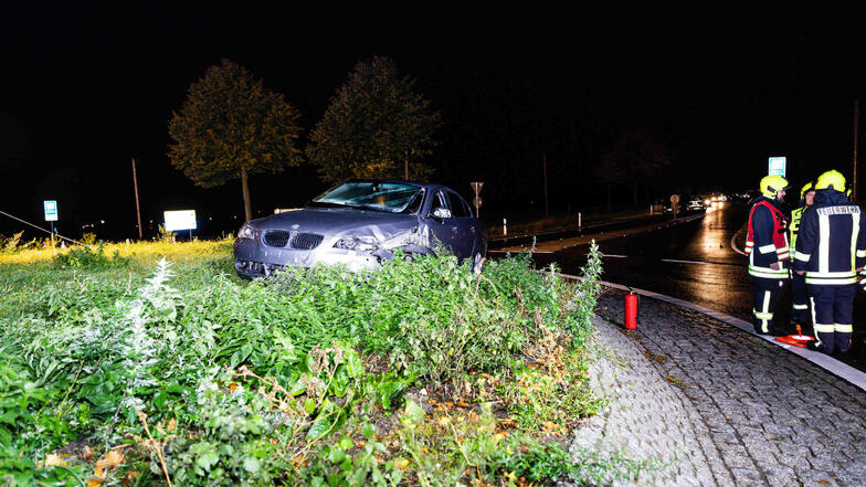 Dieser BMW war in der Nacht zu Sonnabend nahe dem Fischbacher Kreisel in den Gegenverkehr geraten und mit einem Skoda kollidiert.