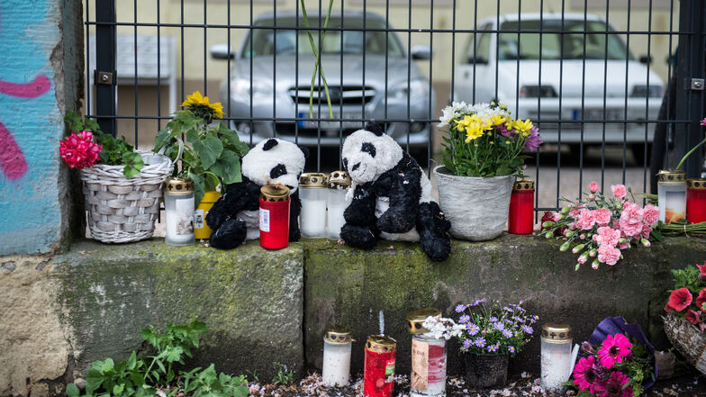 Kerzen und Plüschtiere als Anteilnahme für den gewaltsamen Tod zweier Kinder: In einem Haus in der Stetzscher Straße in Dresden soll ein Vater im Mai 2019 seinen Sohn und seine Tochter erwürgt haben.