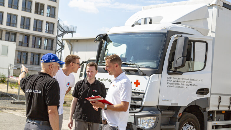 Ein Team von Mitarbeitern des Deutschen Roten Kreuzes machte sich bereits am Freitag von Dresden aus auf den Weg in die Krisengebiete.