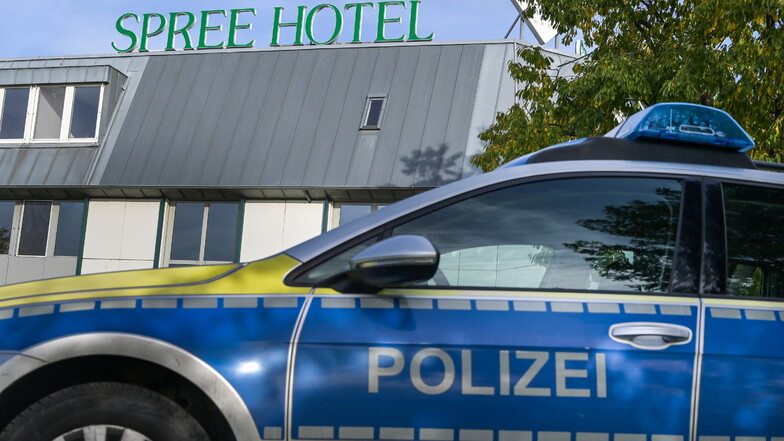 Vor dem Spree-Hotel in Bautzen steht die Polizei: Hier wurde zuletzt Feuer gelegt.
