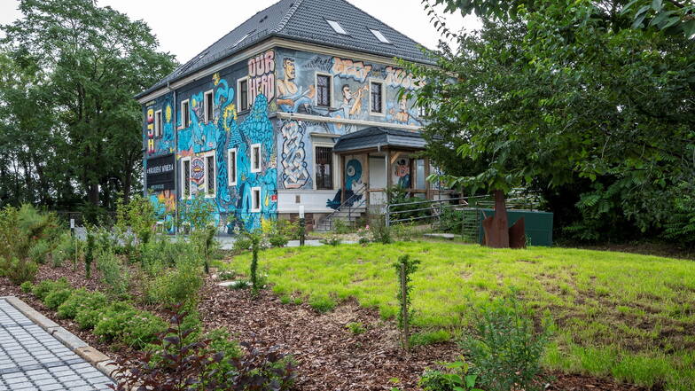 Das Offene Jugendhaus Riesa ist mit seiner bunten Fassade nicht zu übersehen. Es befindet sich nahe der Elbe zwischen den beiden Elbbrücken.