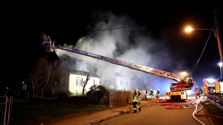 Bei dem Brand eines Zweifamilienhauses in Aue-Bad Schlema (Erzgebirgskreis) sind zwei Menschen verletzt worden.