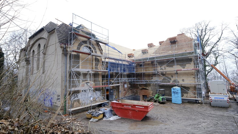 Arbeiten am Dach und an der Fassade stehen in diesem Jahr auf der Baustelle der Jahnhalle auf dem Jüdenberg an.