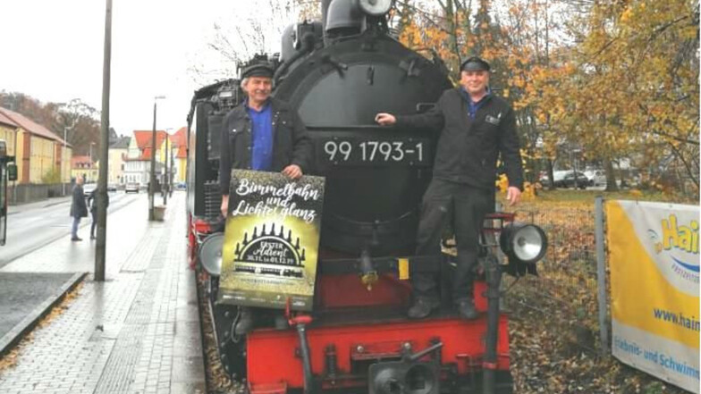 Die beiden Lokführer der Weißeritztalbahn André Aurich (links) und Mike Kreß präsentieren stolz die Einladung zu Bimmelbahn und Lichterglanz.