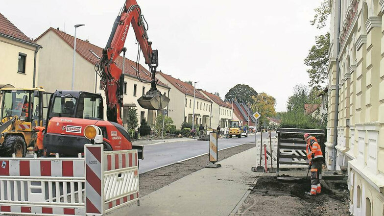 Die Jahnstraße in Weißwasser ist wieder für den Verkehr freigegeben. Noch laufen im Umfeld aber Restarbeiten an Gehwegen und auch an Privatgrundstücken.