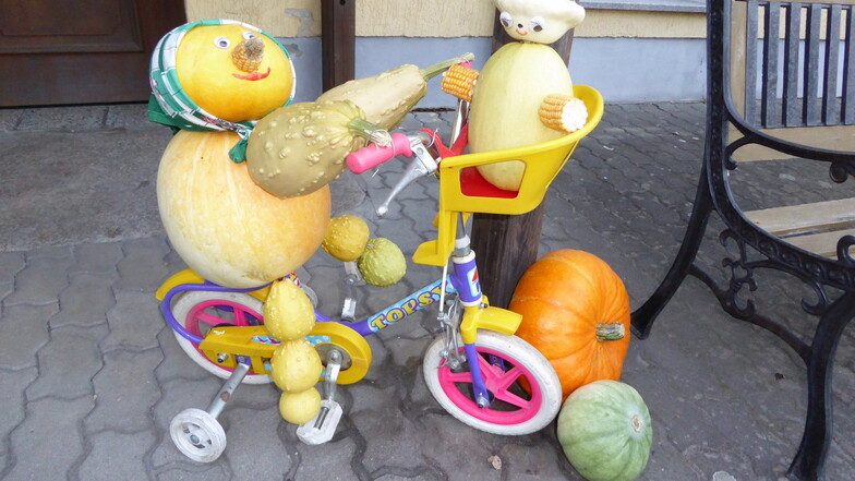Gut, dass das Rad Stützräder hat. Auch diese Kreation ist in Ludwigsdorf zu bestaunen.