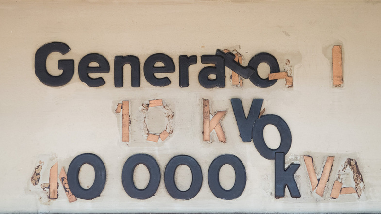 Buchstaben kleben an einer Schaltwand in der historischen Schaltwarte im Kraftwerk Mitte in Dresden. Ab Oktober 2019 soll das zweitälteste Gebäude des Industriedenkmals aus dem 19. Jahrhundert zu einem Probenraum des Heinrich-Schütz-Konservatorium umgebau