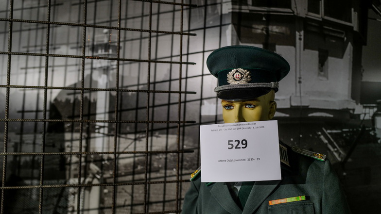 Alles muss raus: Volkspolizei-Uniform aus dem "Simmel"-DDR-Museum.