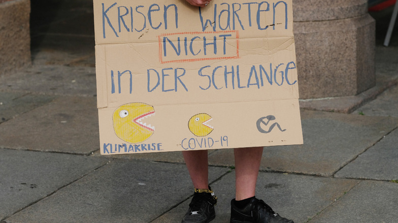 Leipzig: Ein Teilnehmer einer Demonstration der Bewegung Fridays for Future am 24. April 2020. Trotz der Beschränkungen wegen Corona demonstrierten in Sachsen Menschen.
