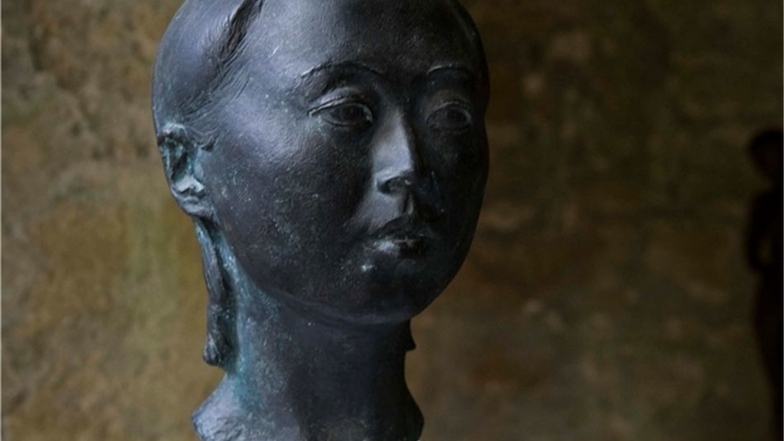 Das Porträt „Atsuko Hayase“ schuf der Bildhauer Christian Höpfner. Die Bronzeskulptur entstand 1980.