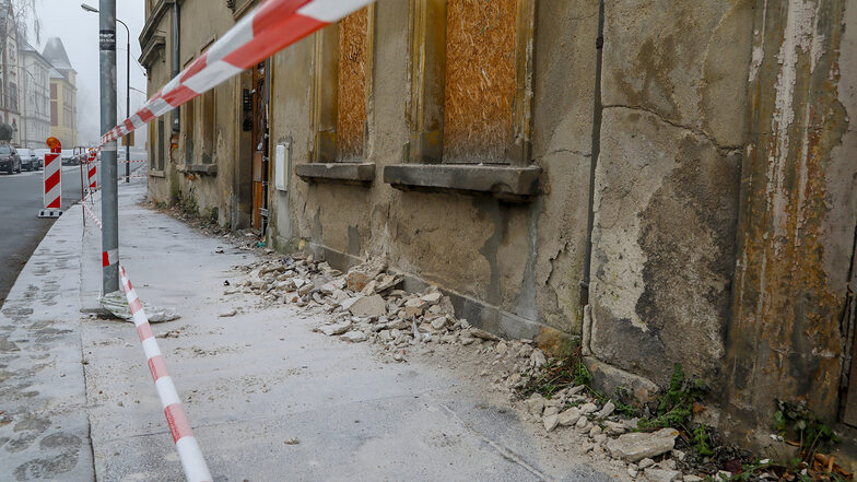 So sah es im Januar vor der Mandaustraße 2 in Zittau aus, als die Feuerwehr den Fußweg wegen der herabgefallenen Gebäudeteile abgesperrt hatte.