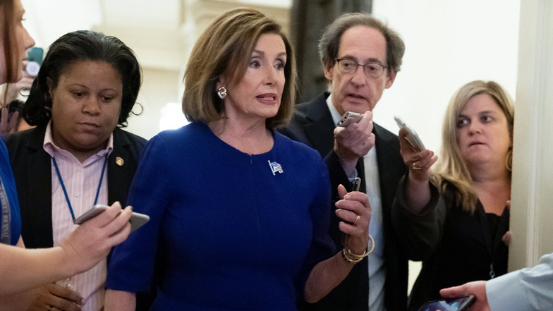 Nancy Pelosi (M), Sprecherin des US-Repräsentatnenhauses, äußerte sich im Kapitol über die ersten Schritte zur Einleitung eines Amtsenthebungsverfahrens gegen US-Präsident Donald Trump.