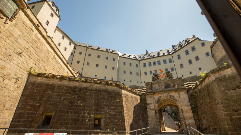 Imposant: Der Eingang zur Festung Königstein mit der darüber thronenden Georgenburg.