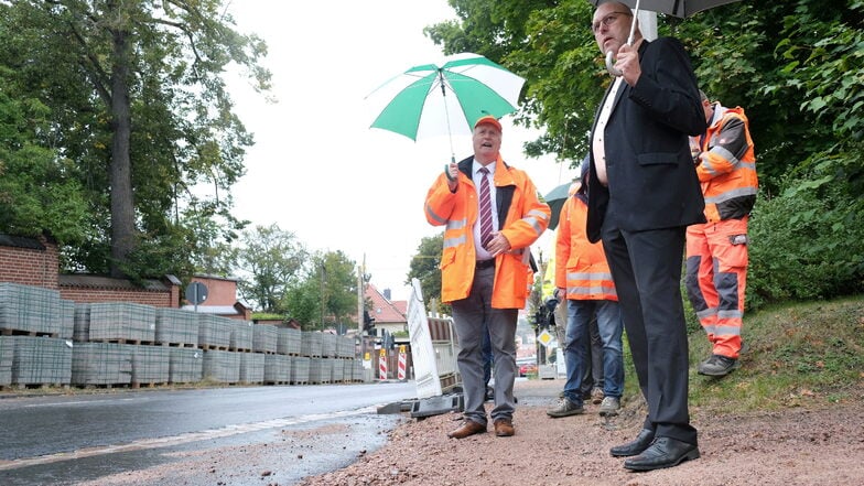 Baustellenbegehung auf der Wilsdruffer Straße mit Holger Wohsmann (Lasuv-Niederlassungsleiter Meißen, links) und Oberbürgermeister Olaf Raschke.