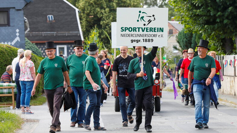 Mit rund 30 Umzugsbildern insgesamt aus beiden Orten starteten die Umzüge aus den Ortsteilen. Hier der Sportverein Niedercunnersdorf.