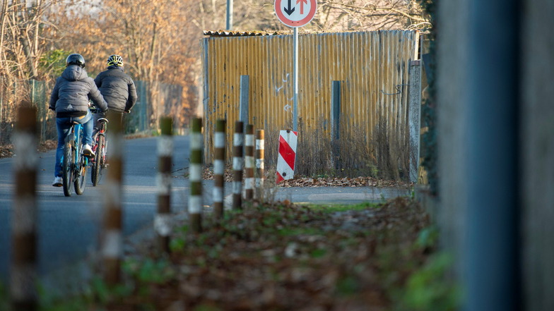 Radfahrer dürfen das Nadelöhr auf der Fabrikstraße in Höhe des Lößnitzbades passieren. Für Lkw ist die Straßen dagegen tabu.