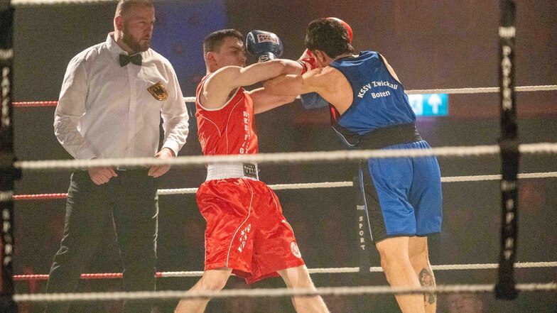 Hier boxt Patryk Pers (rot) gegen Kara Etaby (blau) bei der Boxnacht in der Großenhainer Remontehalle.