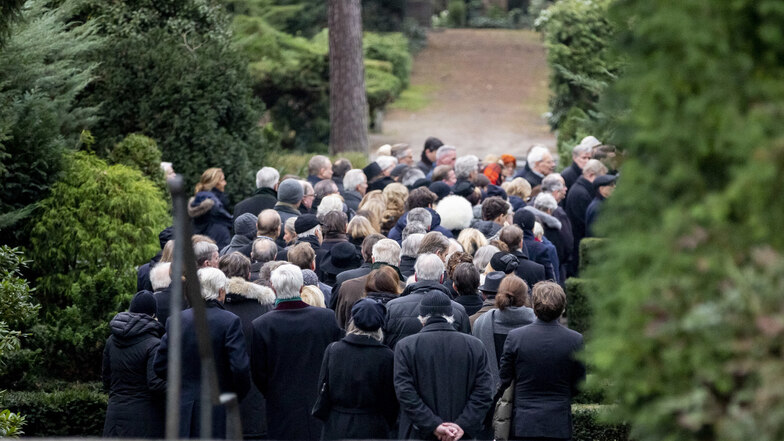 Zahlreiche Trauergäste begleiteten den mit bunten Blumen geschmückten Holzsarg.