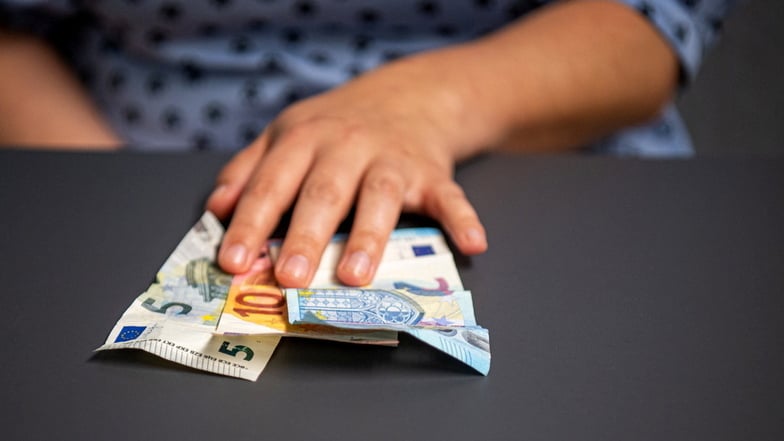 Auf dem Konto eine 53-jährige Döbelnerin ist Geld aus Betrugsfällen eines unbekannten Täters eingezahlt worden. Die Frau hat die Summen offenbar weitergeleitet.