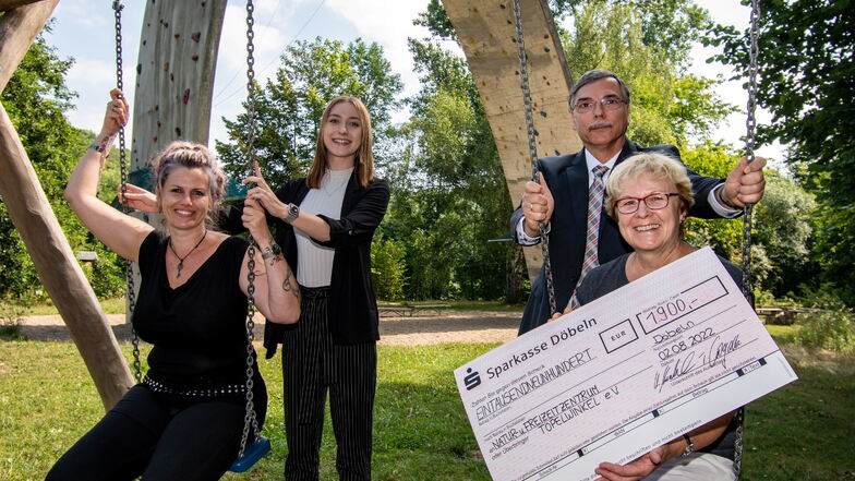 Der Vorstandsvorsitzende Uwe Krahl und Rommy Sonntag (2. v. links) haben den Spendenscheck über 1.900 Euro an Carin Lau (rechts) und ihre Nachfolgerin Sandra Müller überreicht.