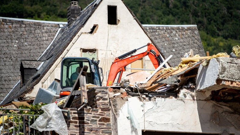 Die Abrissarbeiten rund um das teilweise eingestürzte Hotel laufen auf Hochtouren. Der zweite Leichnam aus dem eingestürzten Hotel an der Mosel ist geborgen, nun geht der Abriss weiter.