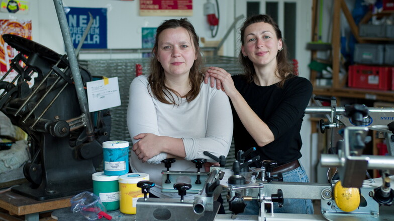 Anna Betsch und Bettina Weber vom Dresdner Verein "Konglomerat" in der Siebdruckwerkstatt. Auch hier ist Selbermachen angesagt - aber unter Anleitung.