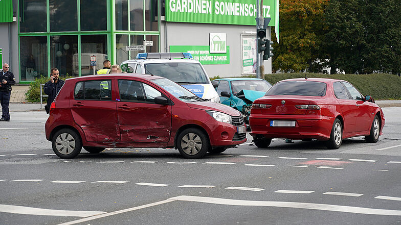 An einer Kreuzung an der B156 in Bautzen sind am Sonntag drei Autos kollidiert. Der Unfall könnte mit einer defekten Ampelanlage zusammenhängen.