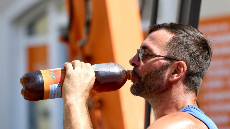 Bauarbeiter Franz Eifler bevorzugt Eistee. Viel Trinken ist bei solcher Hitze besonders wichtig.